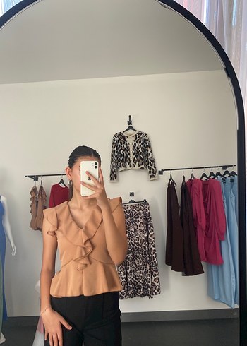 Sıfır üründür Bej V Yaka Kolsuz Kadın Bluz