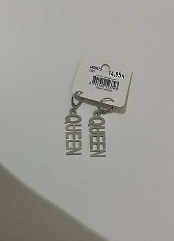 Beden Miniso queen yazılı sıfır küpe