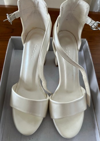 Beyaz Tokalı Kadın Abiye Ayakkabı - Görsel 4
