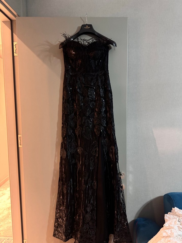 Siyah Dantel İşlemeli Uzun Straplez Abiye Elbise - Görsel 2