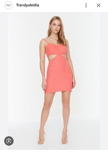 Trendyolmilla pembe cut-out detaylı yazlık elbise