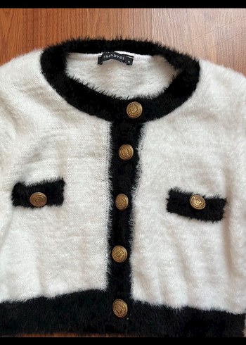 Düğmeli Beyaz Siyah Kadın Hırka - Görsel 2