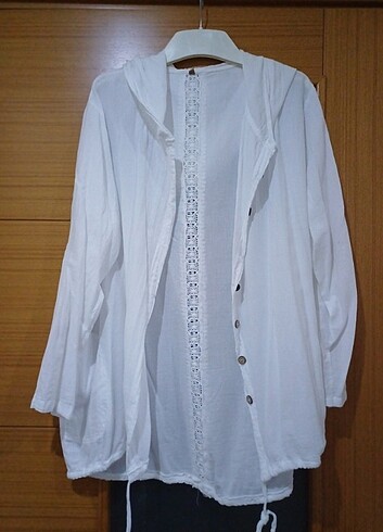 Sırtı dantel detaylı kapşonlu gömlek - Görsel 15