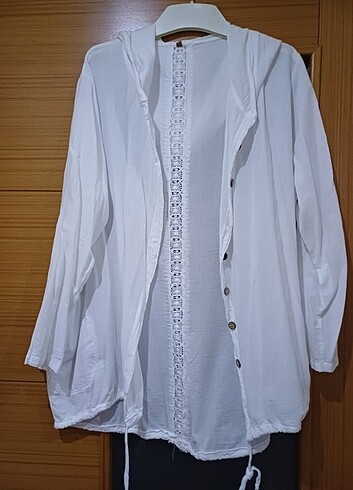 Sırtı dantel detaylı kapşonlu gömlek - Görsel 16