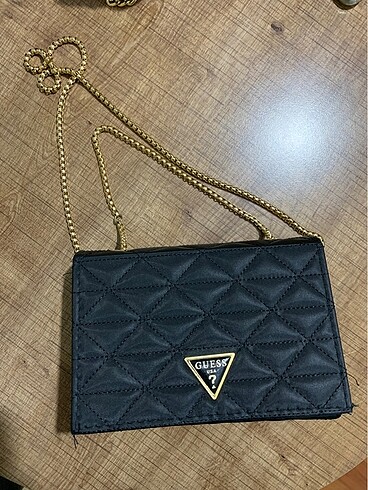  Beden askılı guess çanta