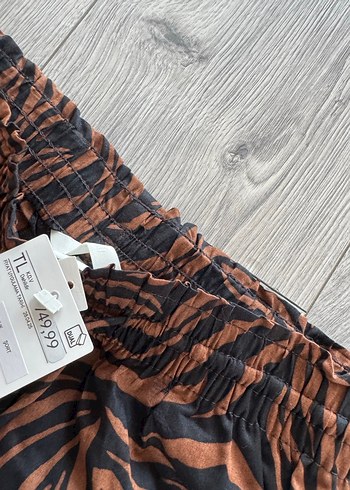 Kahverengi Zebra Desenli Kemerli Mini Şort H&M etiketli - Görsel 3