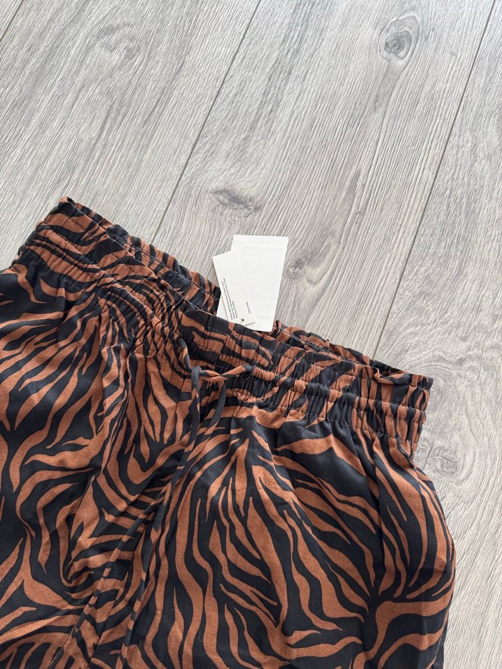 Kahverengi Zebra Desenli Kemerli Mini Şort H&M etiketli - Görsel 2