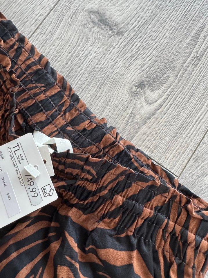 Kahverengi Zebra Desenli Kemerli Mini Şort H&M etiketli - Görsel 3