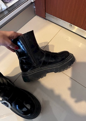 Zara Siyah Parlak Bantlı Gotik Platform Bot - Görsel 3