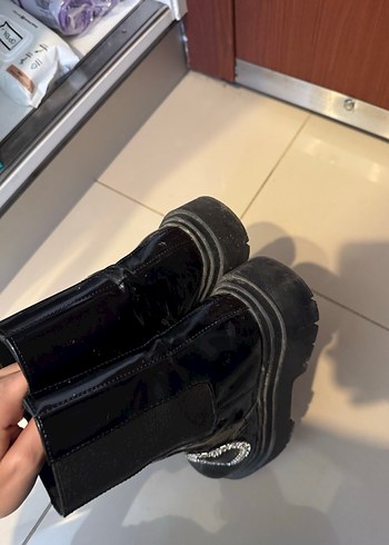 Zara Siyah Parlak Bantlı Gotik Platform Bot - Görsel 5