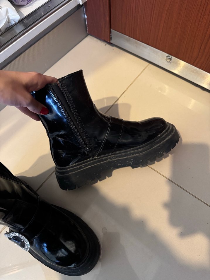 Zara Siyah Parlak Bantlı Gotik Platform Bot - Görsel 3