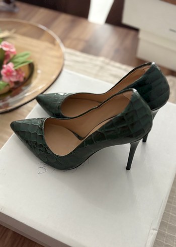 39 Beden Koyu Yeşil Yılan Desenli Tokalı Stiletto