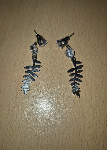 Diğer Mini Gri Yaprak Desenli Kadın Küpe