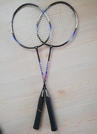 Badminton raketi