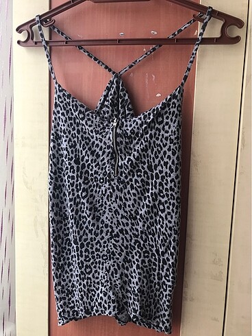 H&M Leopar desenli askılı bluz