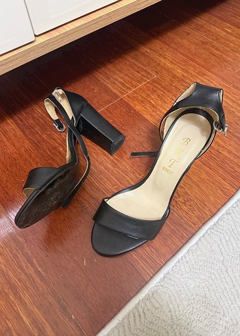 Siyah topuklu ayakkabı - Görsel 2