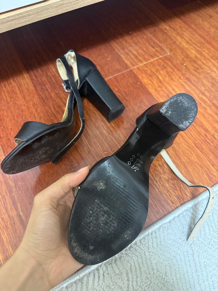 Siyah topuklu ayakkabı - Görsel 3