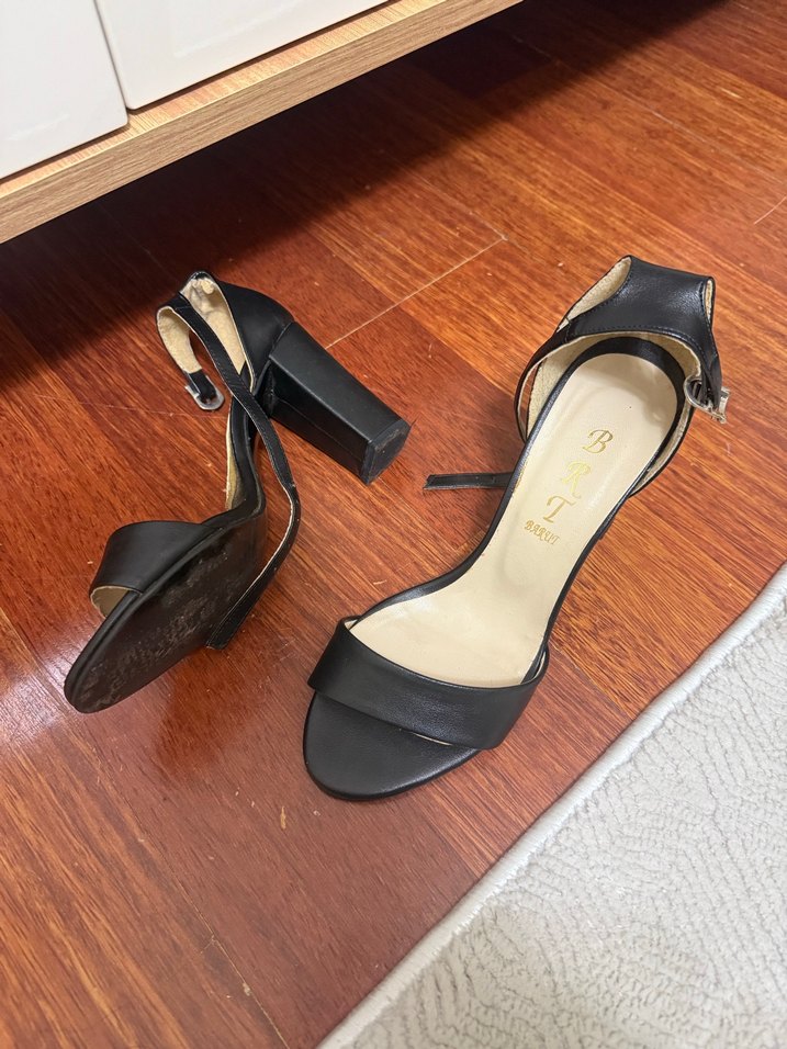 Siyah topuklu ayakkabı - Görsel 2