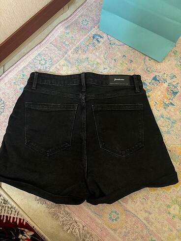 38 Beden Stradivarius yüksek bel şort
