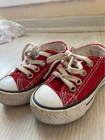 Kırmızı bebek convers