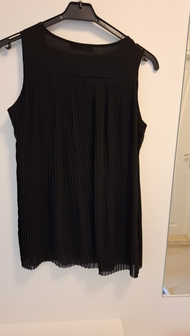 Siyah Piliseli yuvarlak Yaka Kolsuz Bluz - Görsel 2