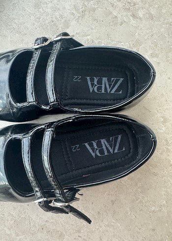 Kızlar için Siyah Yılan Desenli Tokalı Babet - Görsel 2