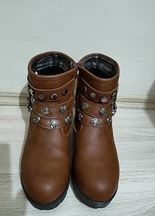 Hiç giyilmemiş çocuk botu