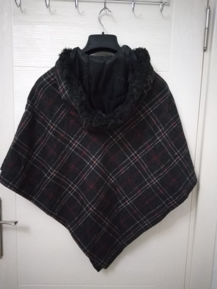 Kapüşonlu, Düğmeli, Ekose desen, yakası kürklü Kadın Panço - Görsel 3