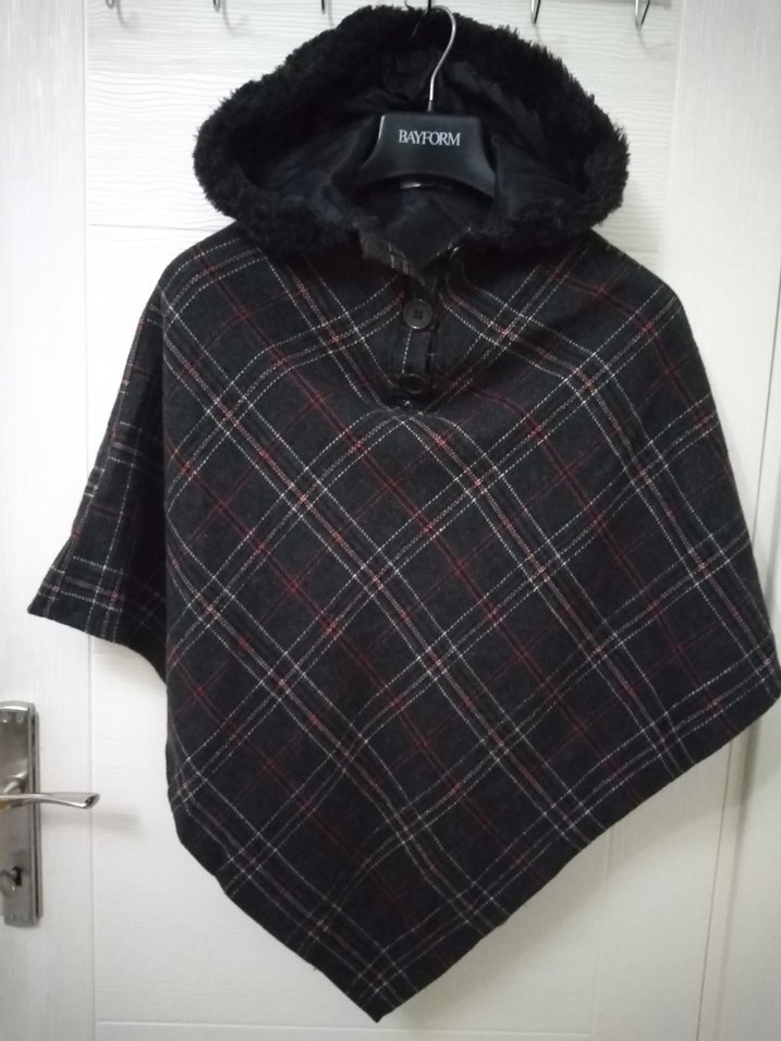 Kapüşonlu, Düğmeli, Ekose desen, yakası kürklü Kadın Panço - Görsel 2