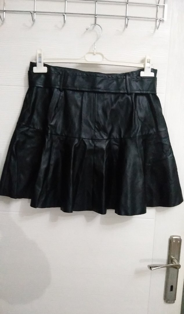 SIFIR ÜRÜN. ETİKETİ ÜSTÜNDE Kemerli Siyah Deri Mini Etek - Görsel 2