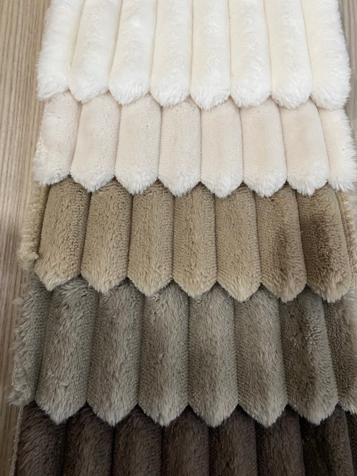 Beyaz Kürk Detaylı Mini Kadın Peluş - Görsel 3