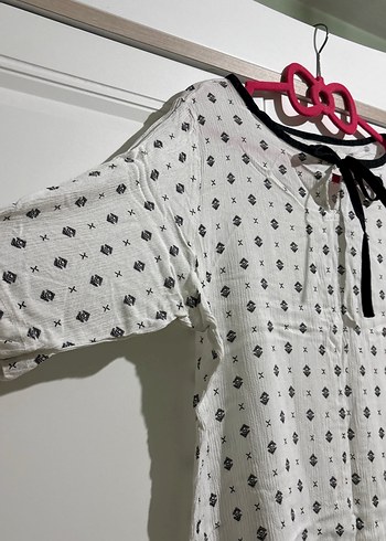 Düğmeli V Yakalı Kadın Bluz - Görsel 2