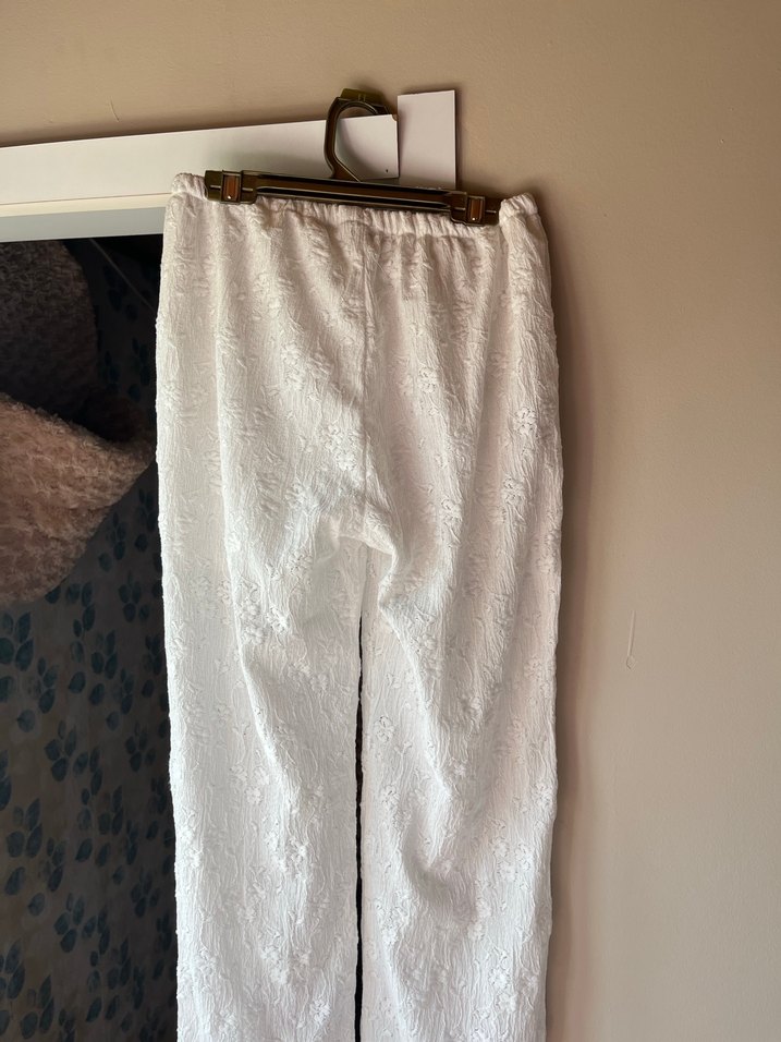 Dantel Detaylı Beyaz Bol Kesim Keten Pantolon - Görsel 4