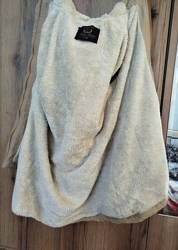 Peluş Detaylı Bej Kadın Kışlık Mont - Görsel 3