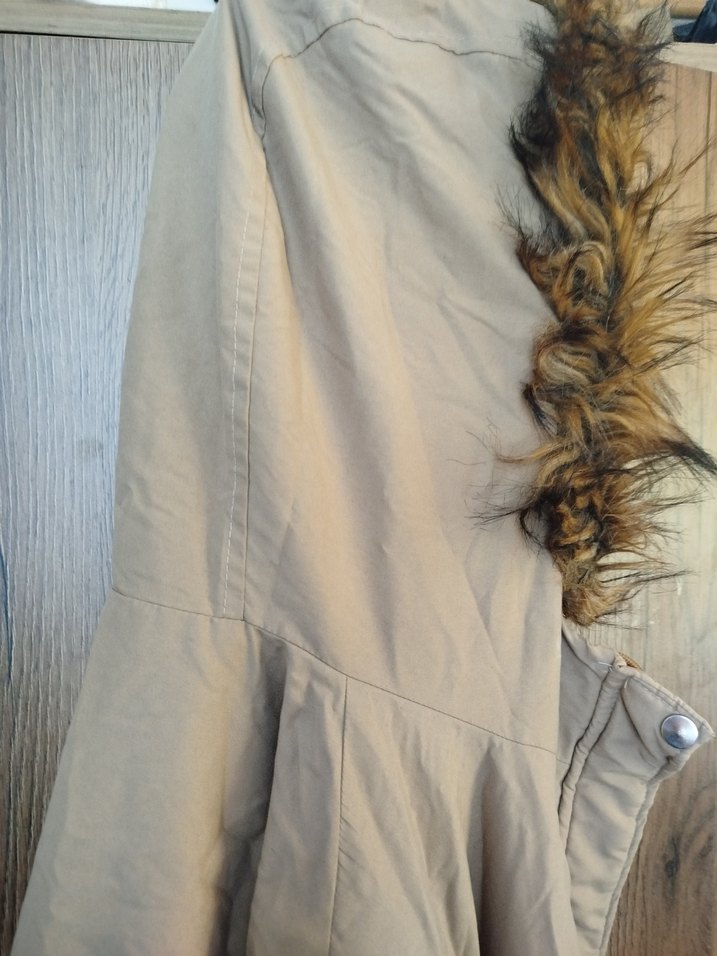 Peluş Detaylı Bej Kadın Kışlık Mont - Görsel 4