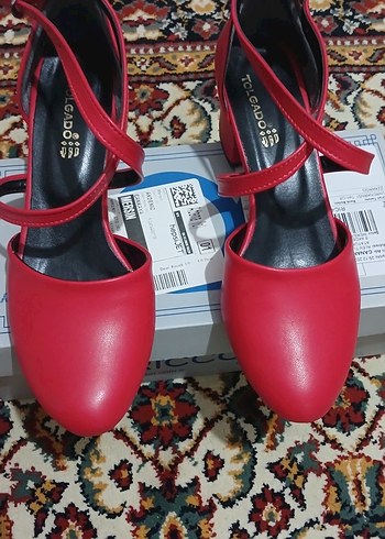 Kırmızı Tokalı Kalın Topuklu Kadın Ayakkabı - Görsel 3