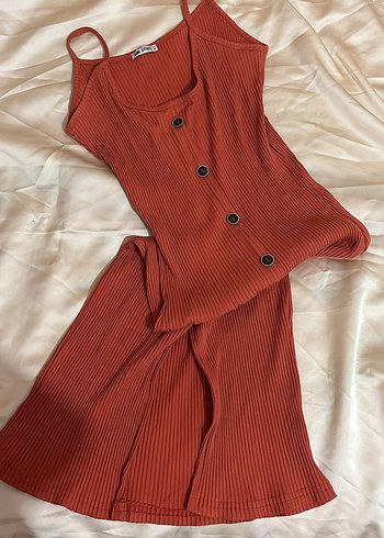 Düğmeli Kırmızı Midi İnce Askılı Elbise - Görsel 2