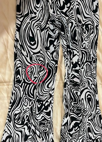 Kadın Siyah Batik Desenli Pilili Geniş Paça Pantolon - Görsel 3