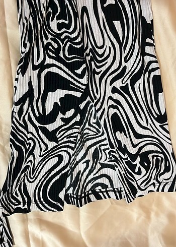 Kadın Siyah Batik Desenli Pilili Geniş Paça Pantolon - Görsel 2