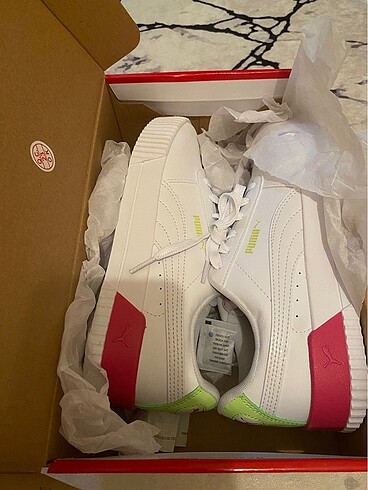 Hiç giyilmedi yeni etiketli Puma spor ayakkabı