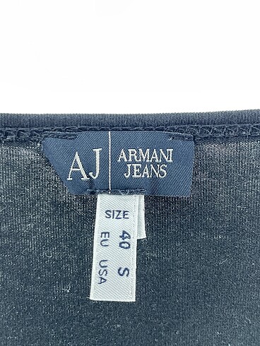 40 Beden siyah Renk Armani T-shirt %70 İndirimli.