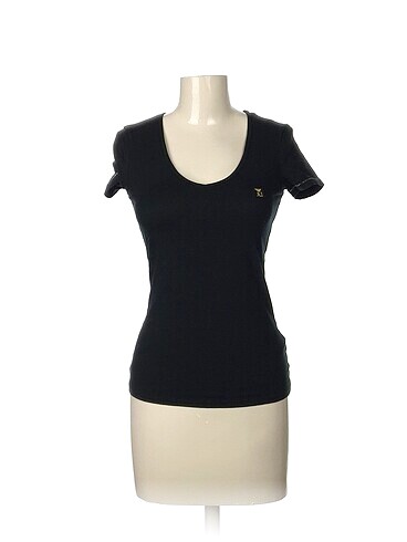 Armani T-shirt %70 İndirimli.