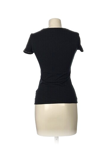 40 Beden Armani T-shirt %70 İndirimli.