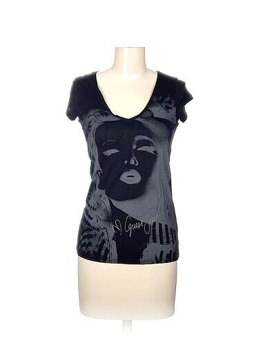 Guess T-shirt %70 İndirimli.