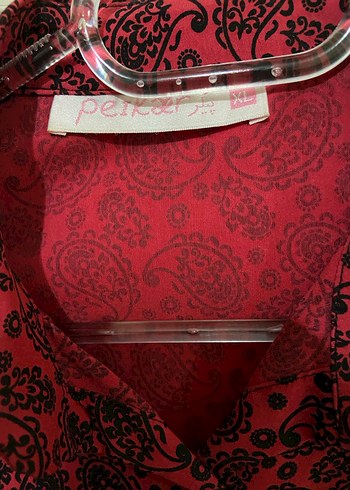 Kırmızı Desenli Düğmeli Kolsuz Gömlek - Görsel 2