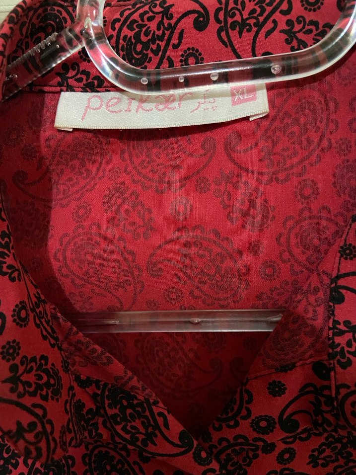 Kırmızı Desenli Düğmeli Kolsuz Gömlek - Görsel 2