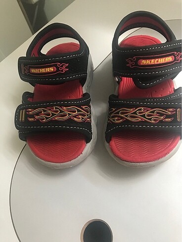 23 numara ışıklı sandalet