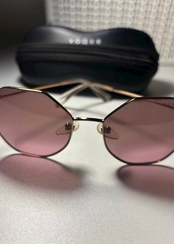 Transparan Kadın Güneş Gözlüğü - Vogue - Görsel 3