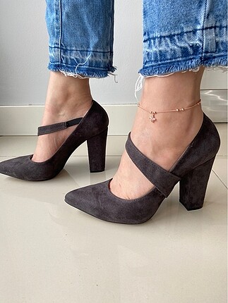 Yeni ve etiketli antresit stiletto