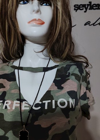 V Yaka Kamuflaj Desenli Kadın Tişört - Görsel 2